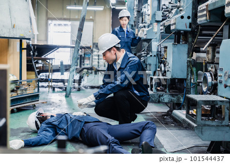 工場で労災が発生し対処をするスタッフ 工場で労災が発生し対処をするスタッフ 101544437