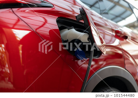 PHEVの赤い自動車に充電しているところ 101544480