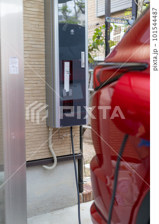 PHEVの赤い自動車に充電しているところ 101544487