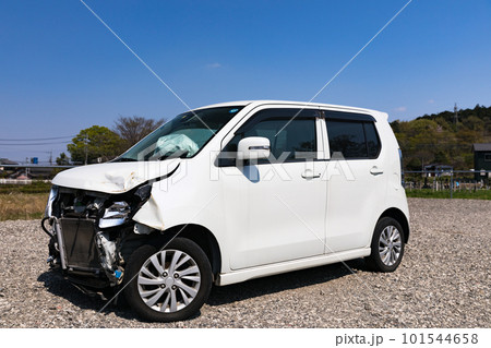 交通事故で大破した加害車両 101544658