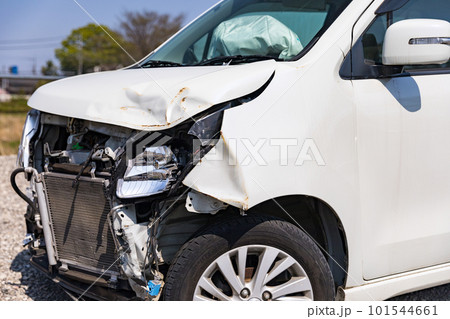 交通事故で大破した加害車両 交通事故で大破した加害車両 101544661