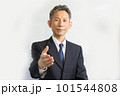 握手を求める笑顔の中高年男性 101544808