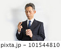 コーヒーを飲みながら喫煙したい中高年の男性 101544810