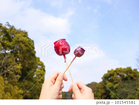 青空に映えるりんご飴とぶどう飴 101545581