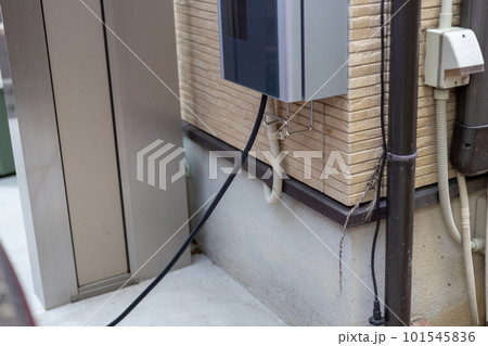 住宅の外壁に設置された住宅用 住宅の外壁に設置された住宅用 101545836