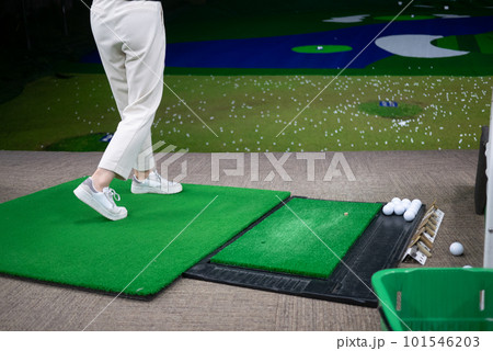 ゴルフ練習場で練習をする女性 ゴルフ練習場で練習をする女性 101546203