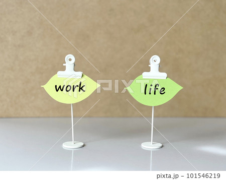 workとlife文字入り2つのクリップスタンドと葉っぱの紙 workとlife文字入り2つのクリップスタンドと葉っぱの紙 101546219