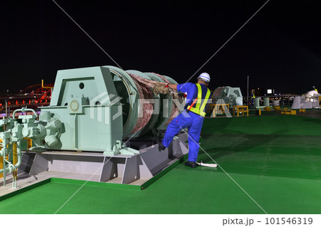 宮崎カーフェリー　フェリーろっこう　綱取り作業 101546319