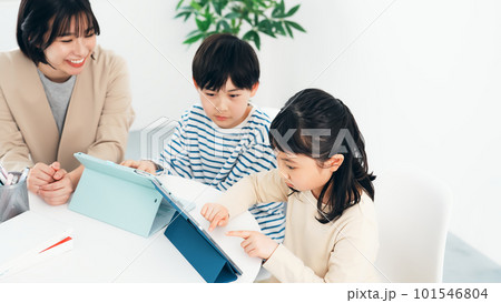 タブレットで勉強する子供たちと教える女性 タブレットで勉強する子供たちと教える女性 101546804