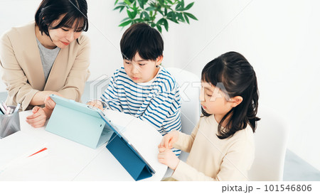 タブレットで勉強する子供たちと教える女性 タブレットで勉強する子供たちと教える女性 101546806