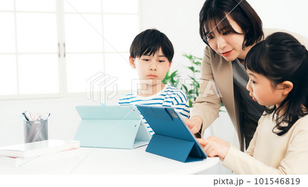 タブレットで勉強する子供たちと教える女性 タブレットで勉強する子供たちと教える女性 101546819