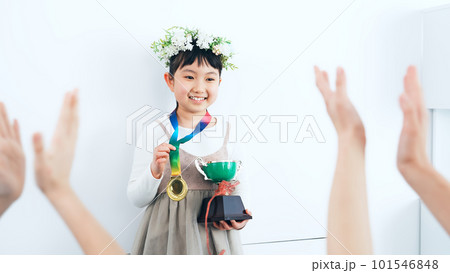 優勝して祝福を受ける女の子 101546848