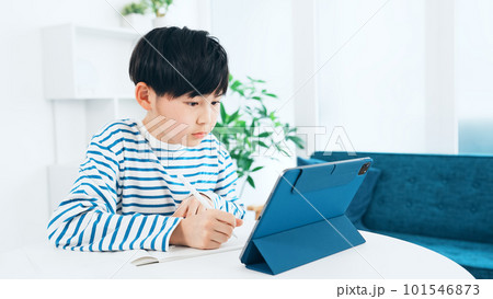タブレットを見ながら勉強する男の子 タブレットを見ながら勉強する男の子 101546873