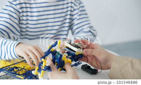 電子工作をする男の子と男性 プラモデル 電子工作をする男の子と男性 プラモデル 101546886