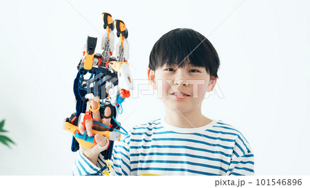 ロボットハンドで遊ぶ男の子 101546896
