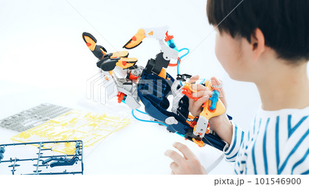 ロボットハンドで遊ぶ男の子 ロボットハンドで遊ぶ男の子 101546900