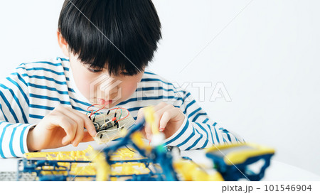 電子工作をする男の子 101546904