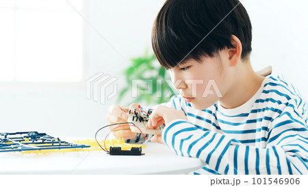 電子工作をする男の子 101546906