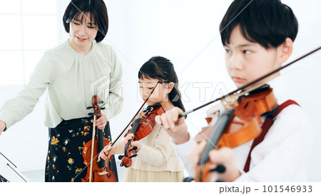 バイオリンを習う子供たち　音楽教室 101546933