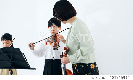 バイオリンを習う子供たち　音楽教室 101546934