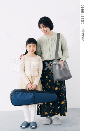 習い事の送り迎えをする親子 習い事の送り迎えをする親子 101546940
