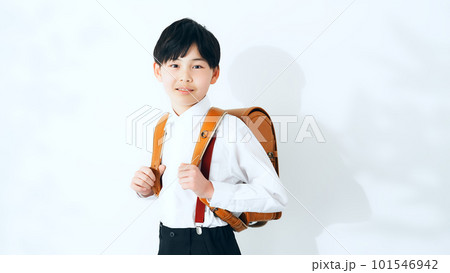 ランドセルを背負った男の子 101546942