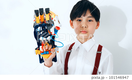 ロボットハンドで遊ぶ男の子 ロボットハンドで遊ぶ男の子 101546947