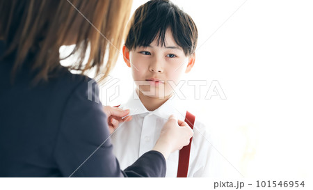 ママに着替えさせてもらう男の子 ママに着替えさせてもらう男の子 101546954