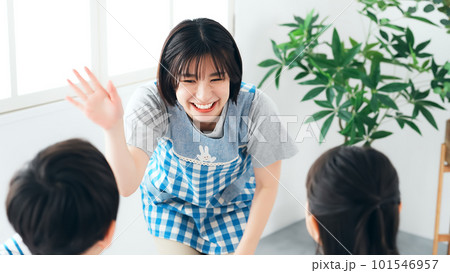 保育園で子供と話す保育士 保育園で子供と話す保育士 101546957