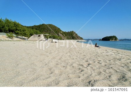 トイプードルを連れて女子キャンプ 青い海・美しいビーチでのんびり島キャンプ キャンプ料理を楽しむ女性 トイプードルを連れて女子キャンプ 青い海・美しいビーチでのんびり島キャンプ キャンプ料理を楽しむ女性 101547091