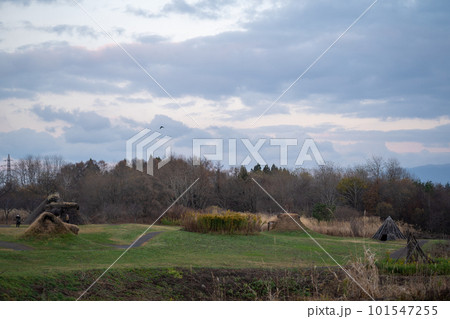 縄文時代の住宅風景(三内丸山遺跡) 縄文時代の住宅風景(三内丸山遺跡) 101547255