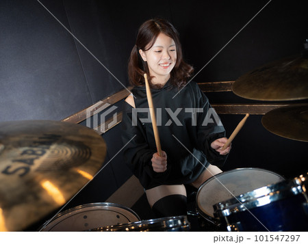 ツインテールでドラムを叩く女性 101547297