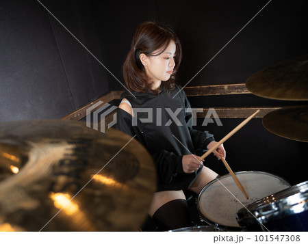 ツインテールでドラムを叩く女性 ツインテールでドラムを叩く女性 101547308