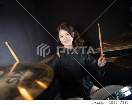 ツインテールでドラムを叩く女性 101547332