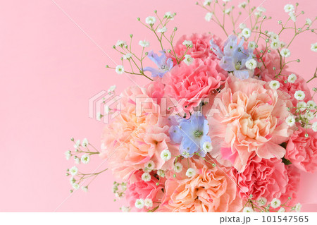 ピンクのカーネーションの花束 101547565