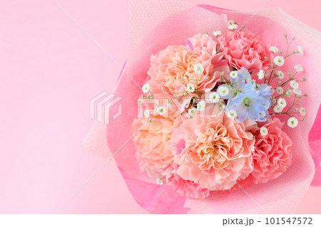 ピンクのカーネーションの花束 101547572