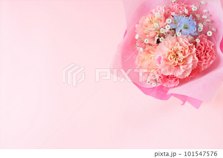 ピンクのカーネーションの花束 101547576
