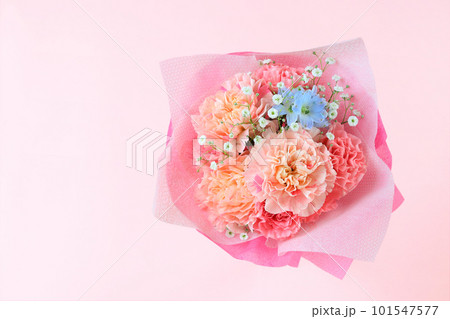 ピンクのカーネーションの花束 101547577