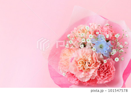 ピンクのカーネーションの花束 101547578