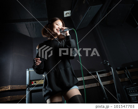 レコーディングスタジオで撮影する若い女性 101547703