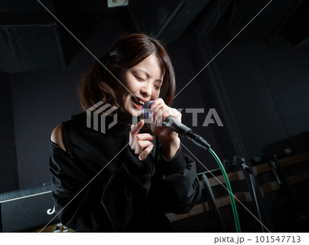 レコーディングスタジオで撮影する若い女性 101547713