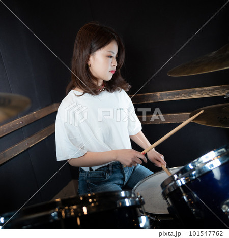 ドラムを叩く女性 ドラムを叩く女性 101547762