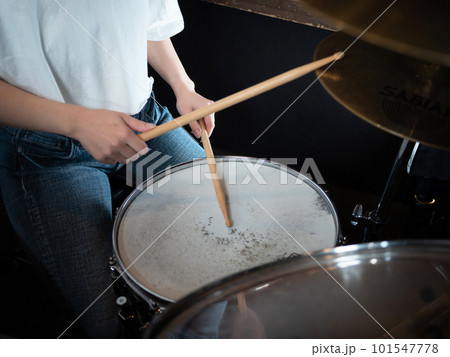 ドラムを叩く女性 ドラムを叩く女性 101547778