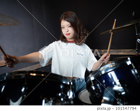 ドラムを叩く女性 ドラムを叩く女性 101547794