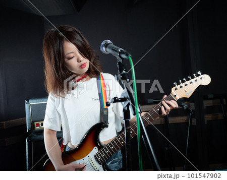 ギターを演奏する女性 101547902