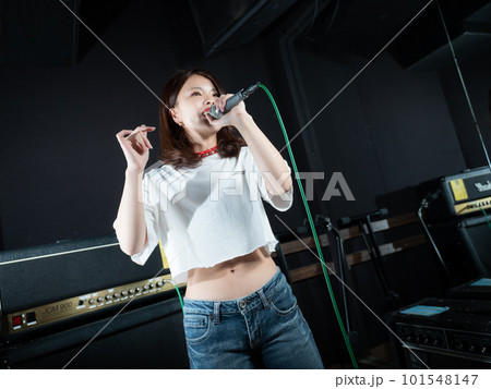 レコーディングスタジオで撮影する若い女性 レコーディングスタジオで撮影する若い女性 101548147