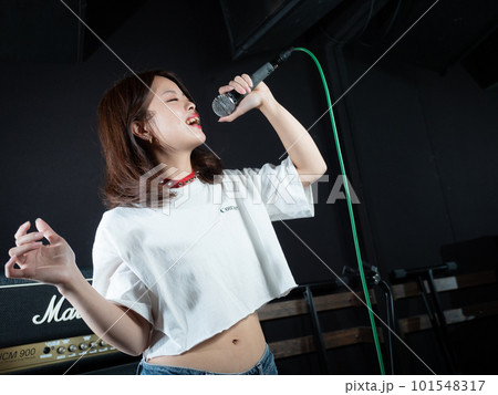 レコーディングスタジオで撮影する若い女性 101548317