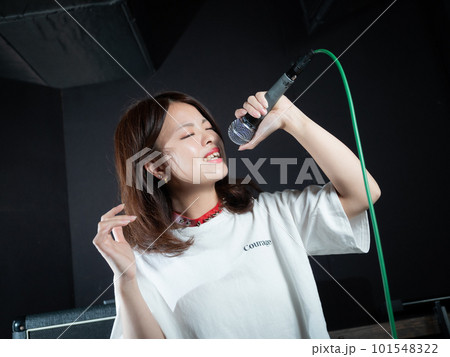 レコーディングスタジオで撮影する若い女性 レコーディングスタジオで撮影する若い女性 101548322