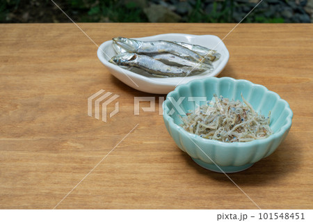 木の板にに煮干しとちりめん雑魚 木の板にに煮干しとちりめん雑魚 101548451