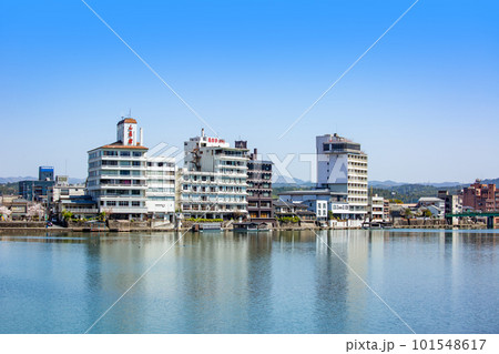 日田市の三隈川と観光ホテルが並ぶ川沿いの風景 101548617